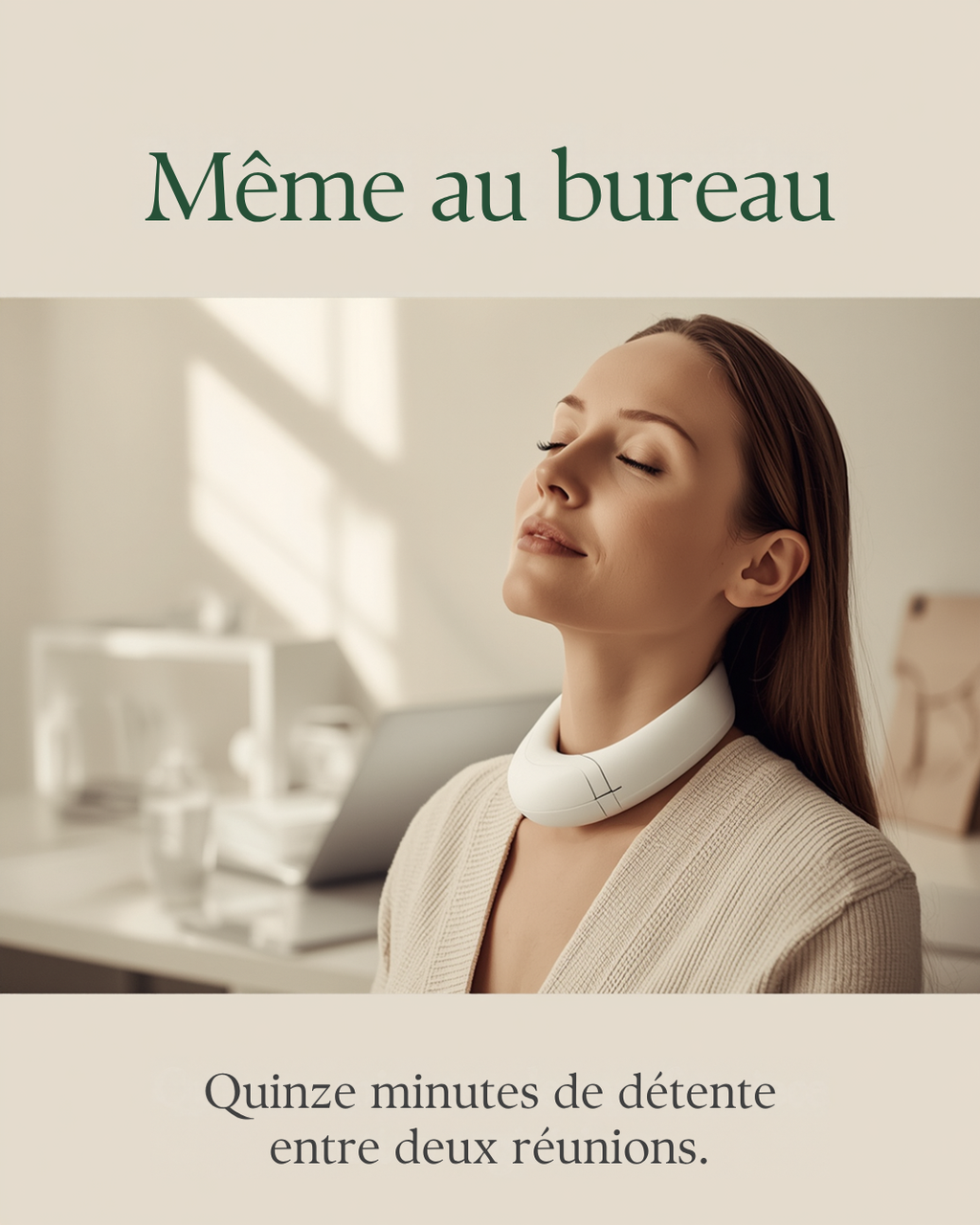 Femme détendue à son bureau portant le Masseur Nuque Calmeora, lumière naturelle